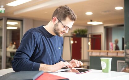 Ein Student der TH AB auf dem Campus in Turku