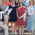 Gruppenfoto der Mitglieder des International Offices der TH AB, Personen stehen auf einer Steintreppe im Freien und halten Pappbuchstaben TH AB in der Hand.