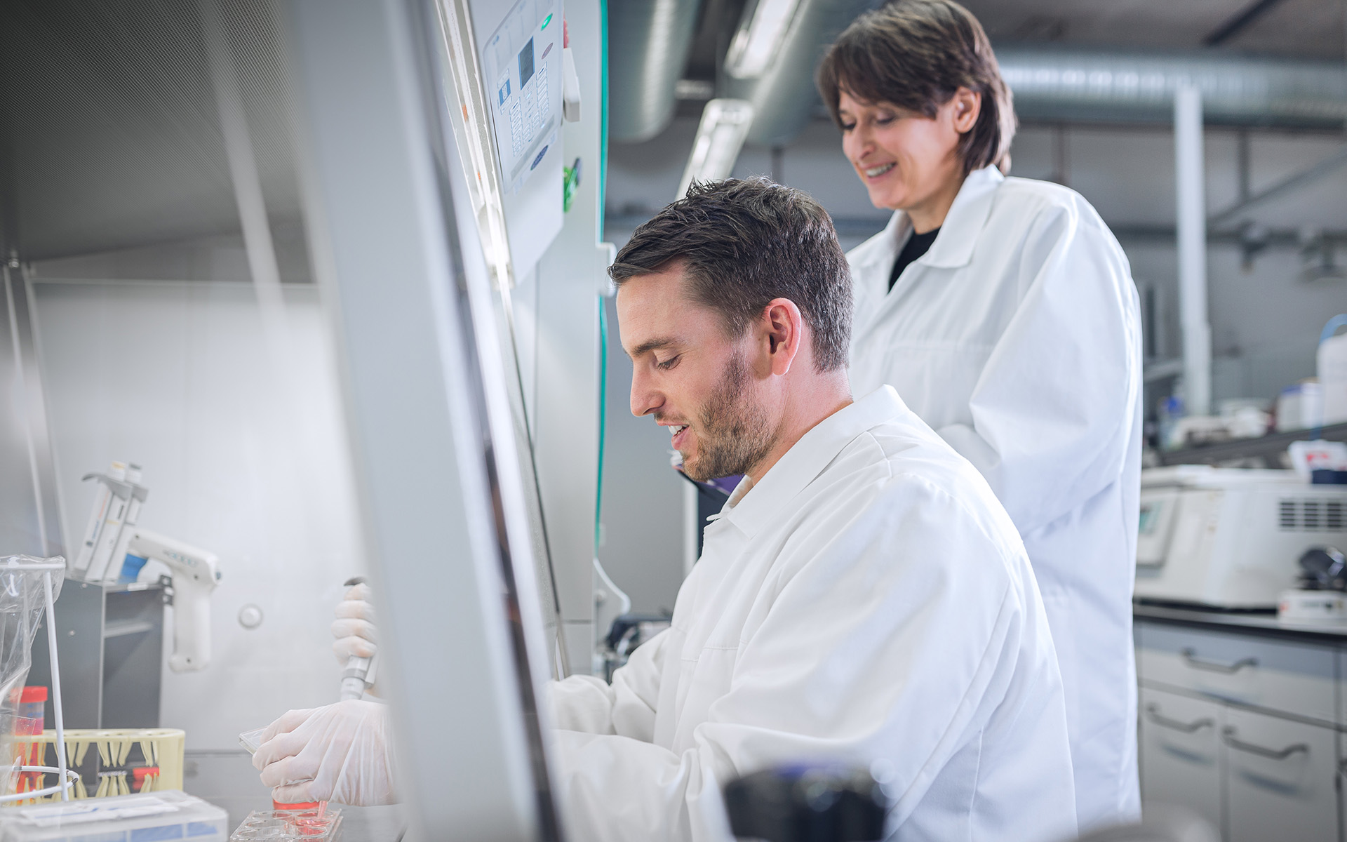 Professorin und Mitarbeiter im BioMems Lab der TH Aschaffenburg.