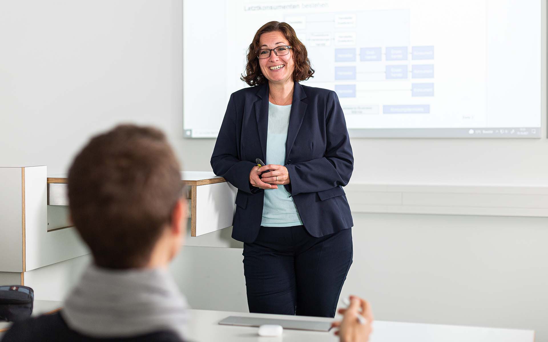 Professorin Viktoria Bertels spricht in einem Hörsaal zu den sitzenden Studierenden