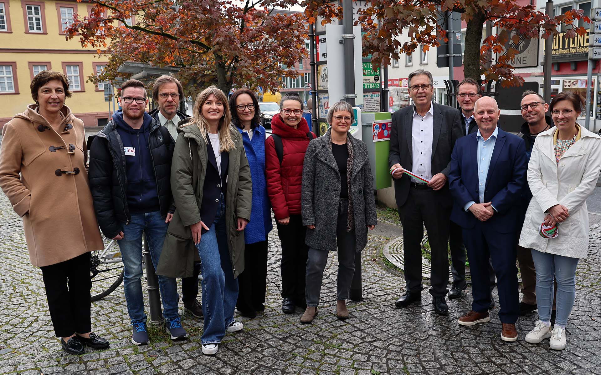 Gruppenbild mit allen am dima-Projekt Beteiligten vor der E-Bike-Ladestation