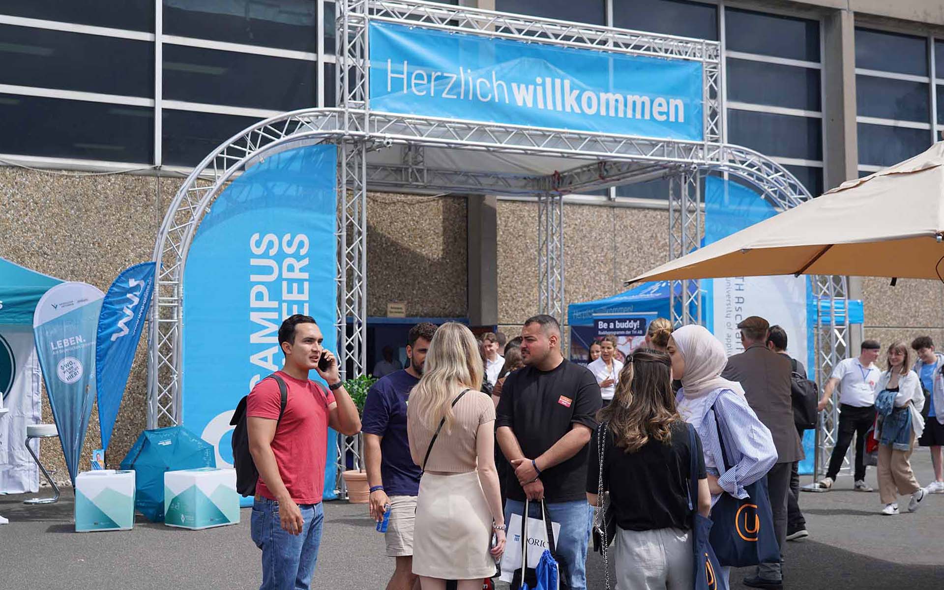 Viele Menschen stehen vor dem Eingang der Campus Careers.