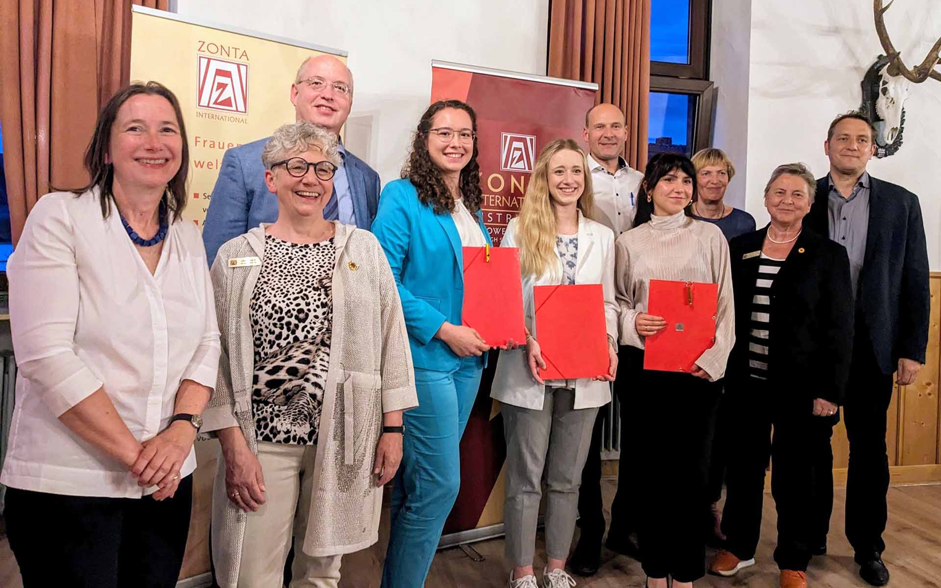 Gruppenfoto mit Preisträgerinnen, Professoren und ZONTA-Vertreterinnen