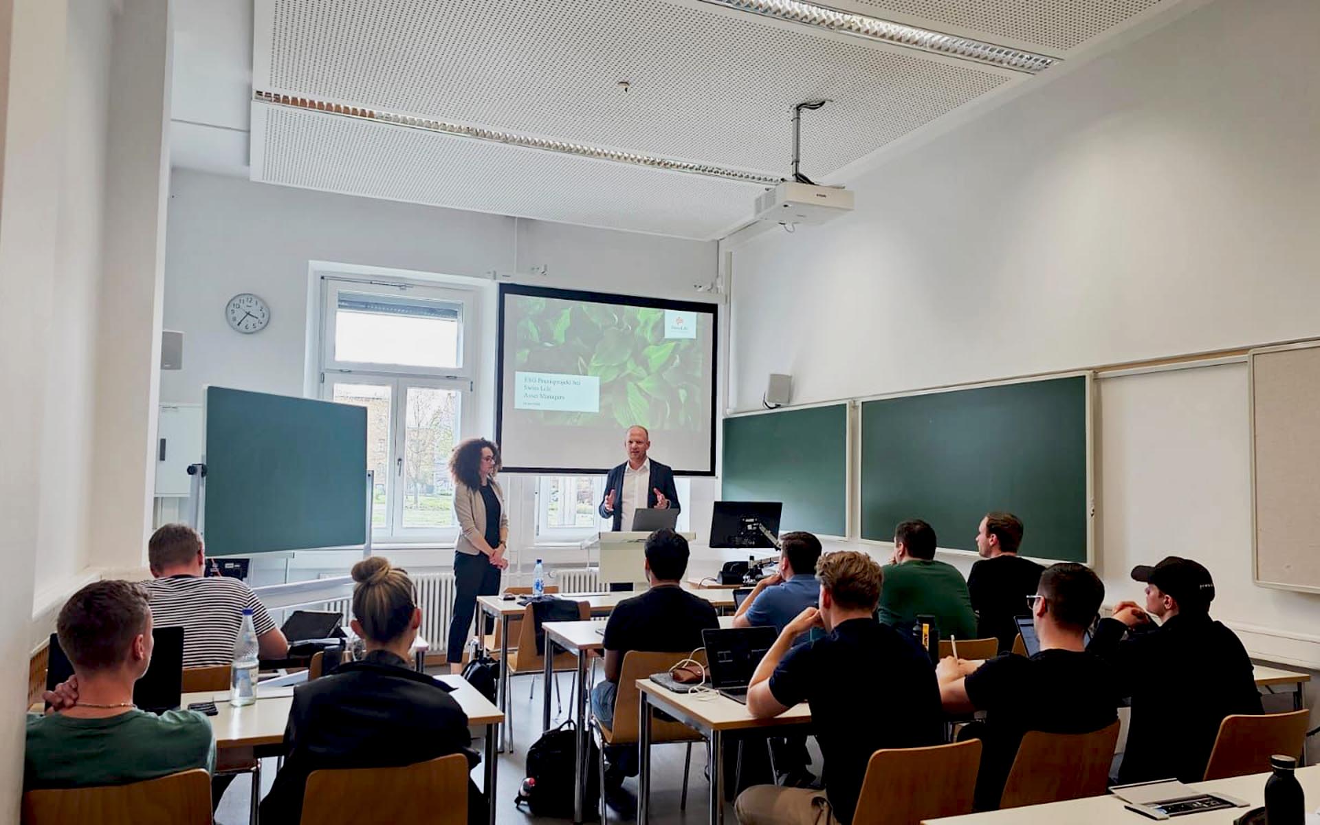 SwissLife Profis teilen ihr Wissen mit Studierenden im Hörsaal