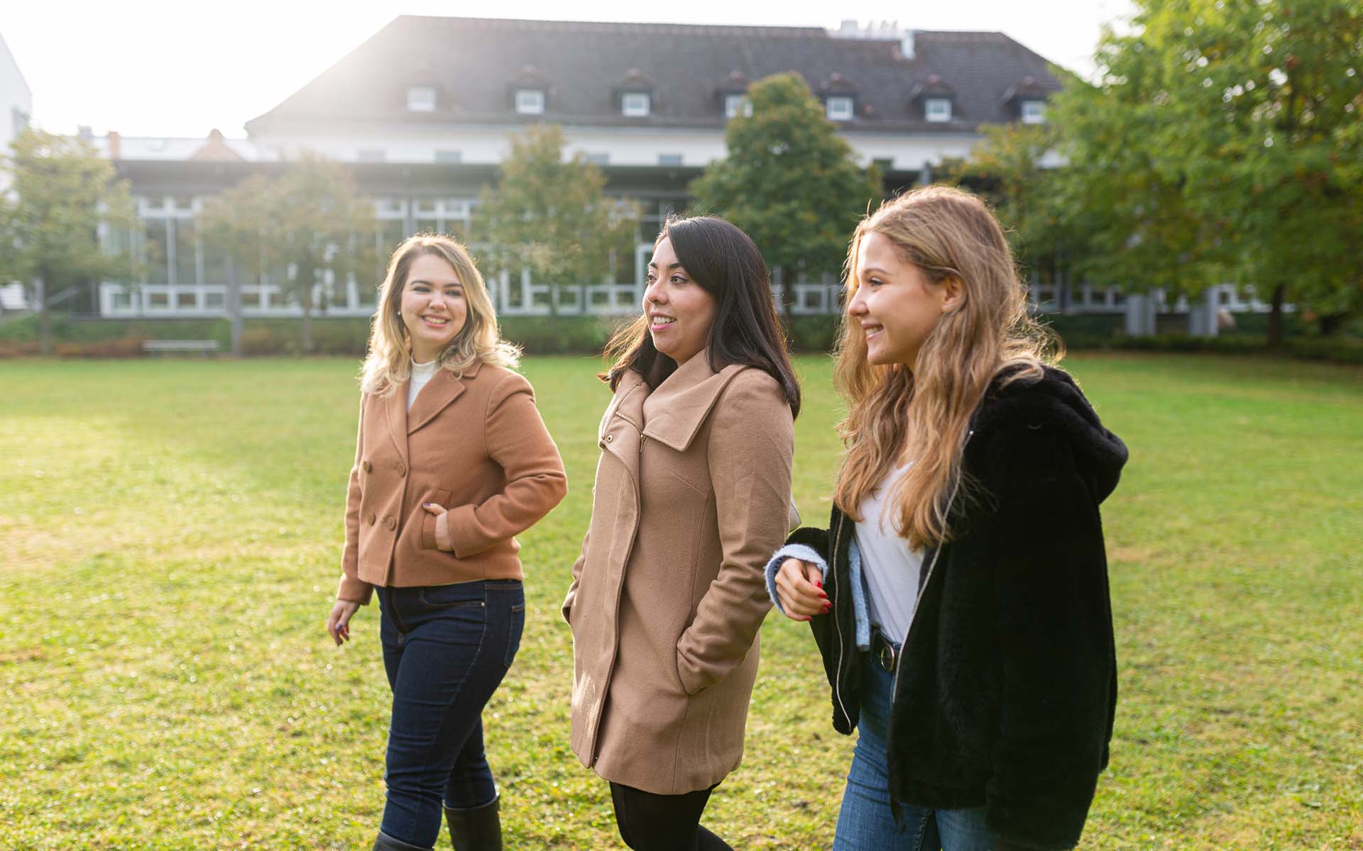 Internationale Austauschstudierende auf dem Campus