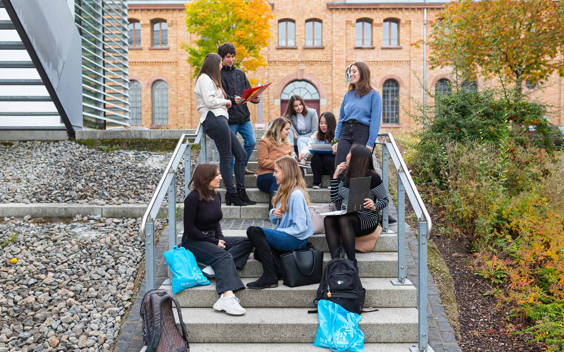 Internationale Austauschstudierende auf dem Campus