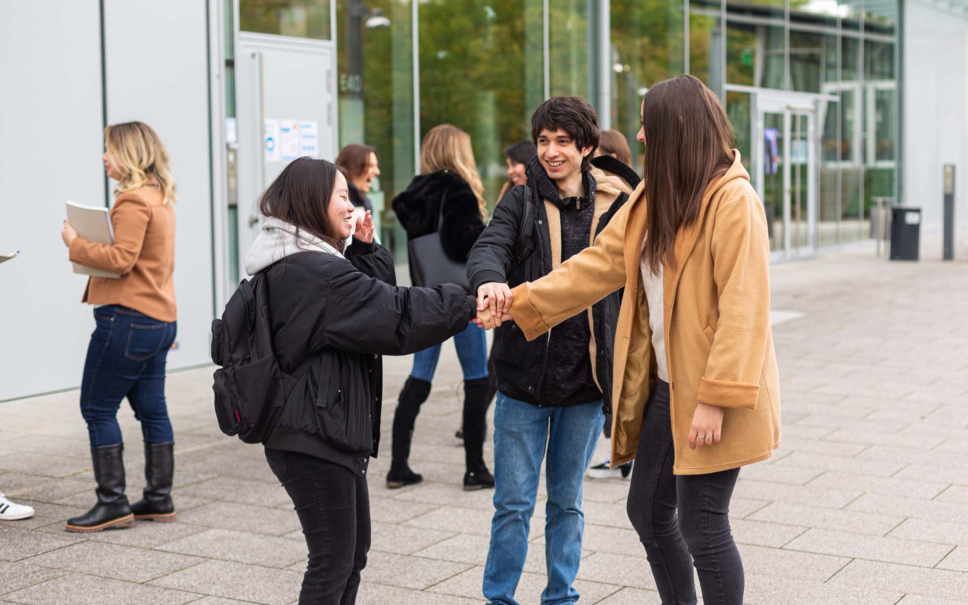 Internationale Austauschstudierende auf dem Campus