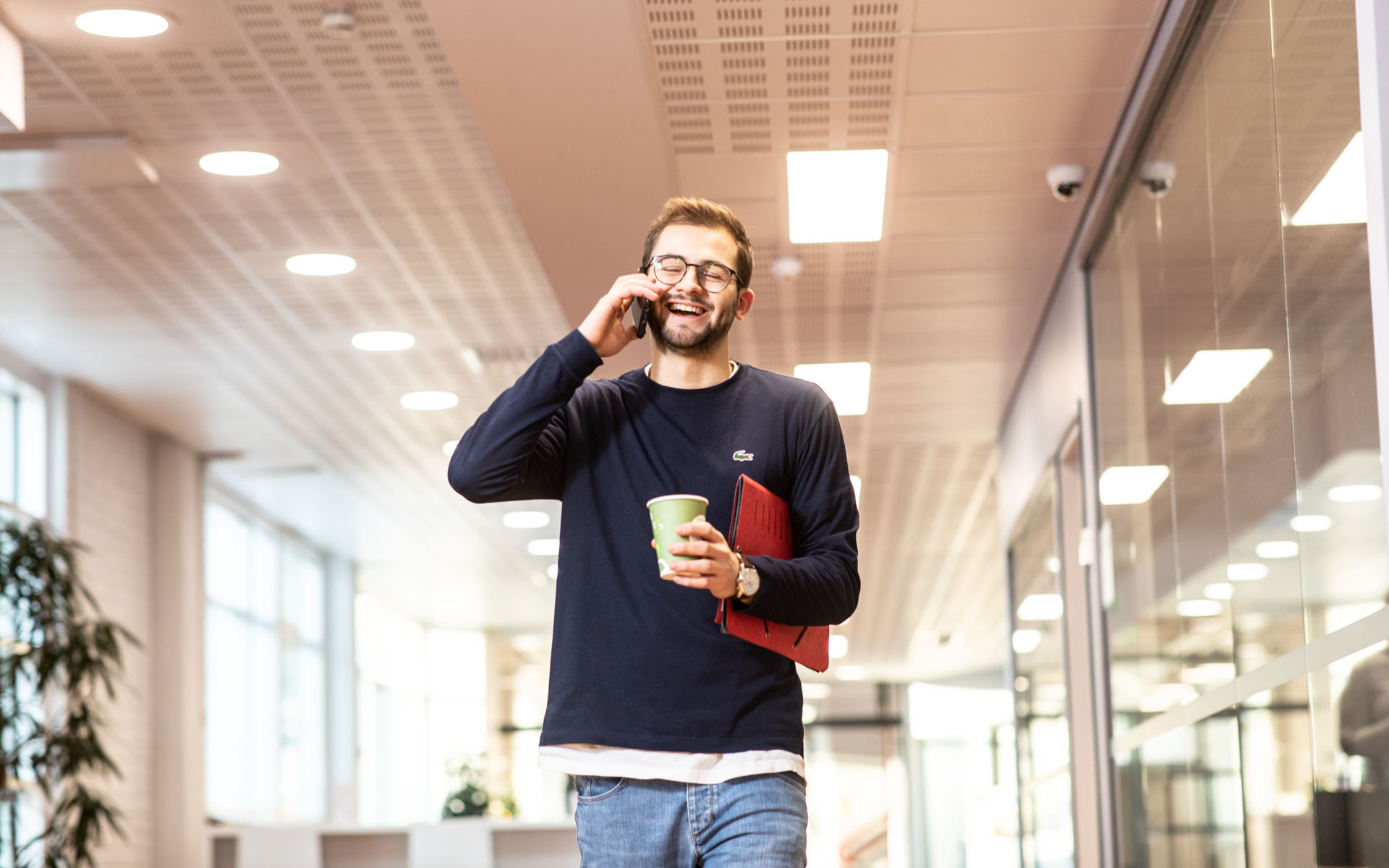 Ein Student der TH AB auf dem Campus in Turku